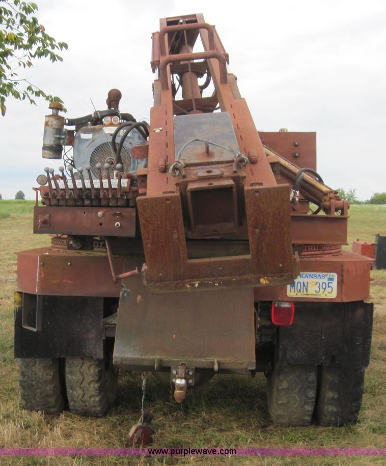 image for item 3179 1988 Ford F800 flatbed truck with hydraulic post driver