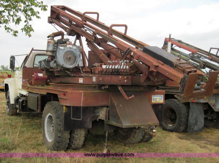 image for item 3179 1988 Ford F800 flatbed truck with hydraulic post driver