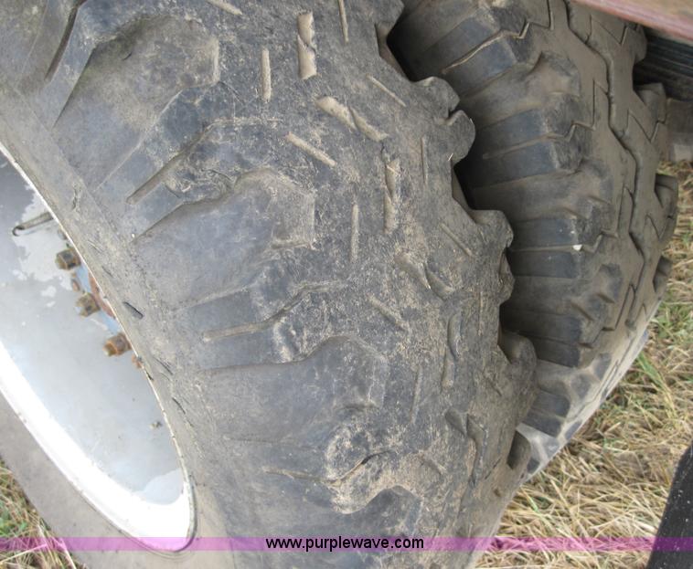 image for item 3179 1988 Ford F800 flatbed truck with hydraulic post driver