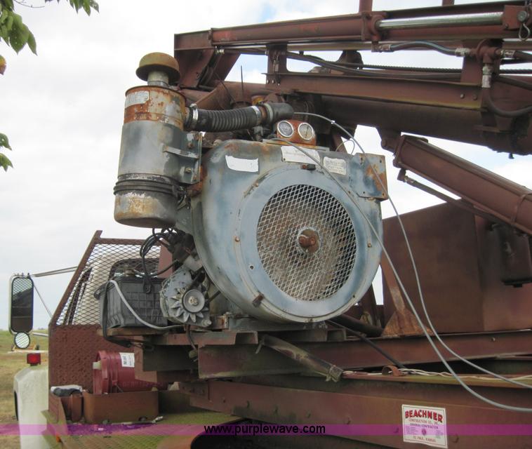 image for item 3179 1988 Ford F800 flatbed truck with hydraulic post driver