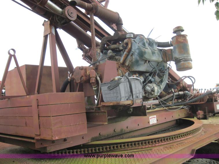 image for item 3179 1988 Ford F800 flatbed truck with hydraulic post driver