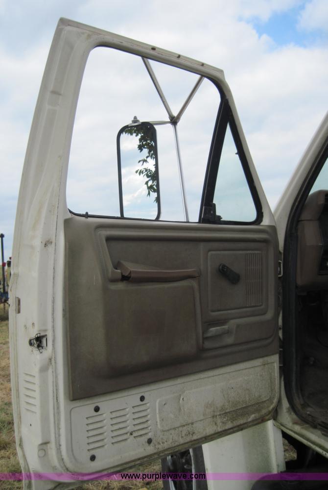 image for item 3179 1988 Ford F800 flatbed truck with hydraulic post driver