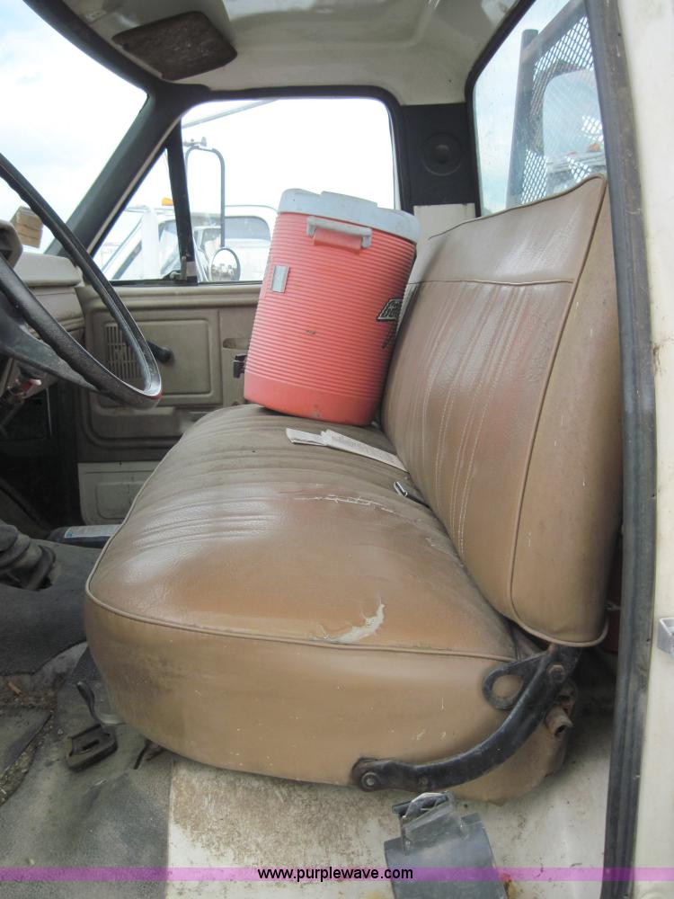 image for item 3179 1988 Ford F800 flatbed truck with hydraulic post driver