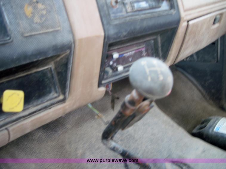 image for item 3179 1988 Ford F800 flatbed truck with hydraulic post driver