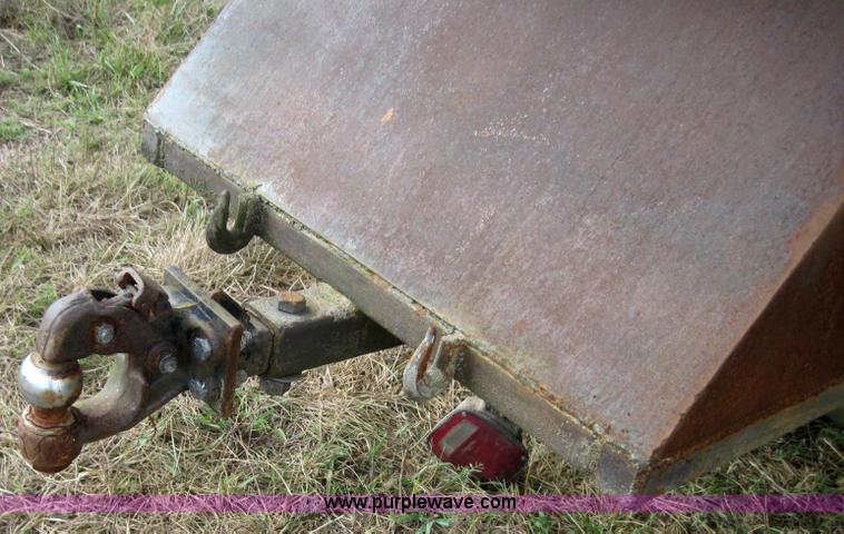 image for item 3179 1988 Ford F800 flatbed truck with hydraulic post driver