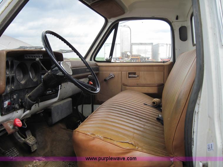 image for item 3180 1989 GMC C7000 flatbed truck with hydraulic post driver