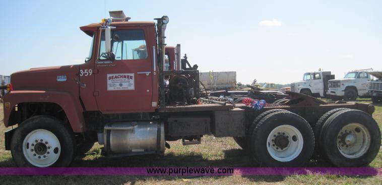 image for item 4015 1977 Ford 9000 semi truck