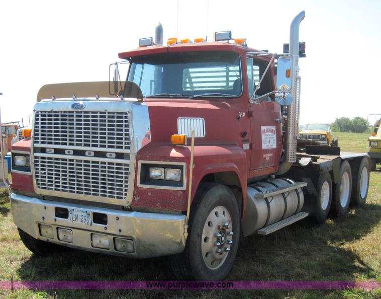 image for item 4017 1987 Ford LTL9000 semi truck