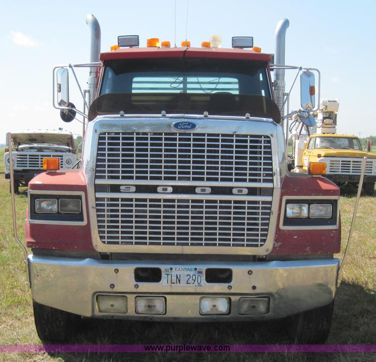 image for item 4017 1987 Ford LTL9000 semi truck
