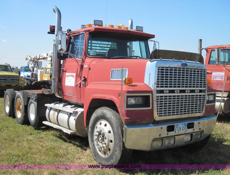 image for item 4017 1987 Ford LTL9000 semi truck