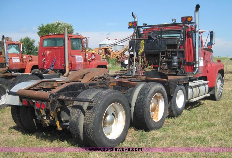image for item 4017 1987 Ford LTL9000 semi truck
