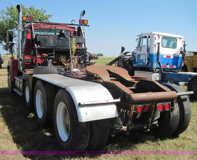 image for item 4017 1987 Ford LTL9000 semi truck