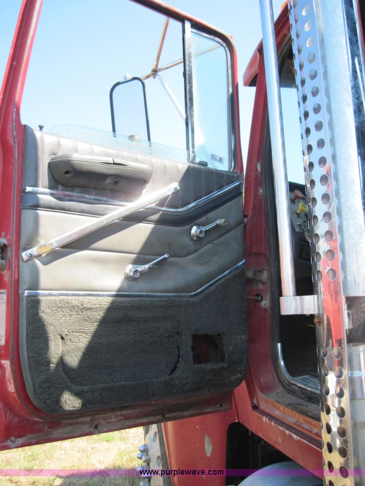 image for item 4017 1987 Ford LTL9000 semi truck