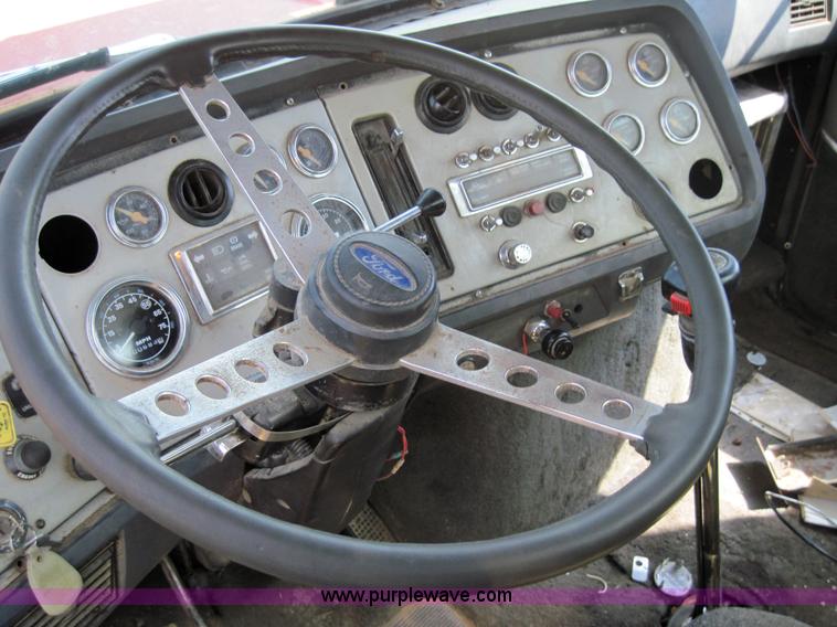 image for item 4017 1987 Ford LTL9000 semi truck