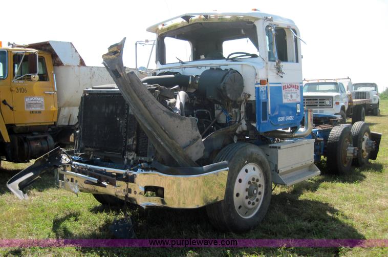 image for item 4018 1996 International Series 9400 semi truck