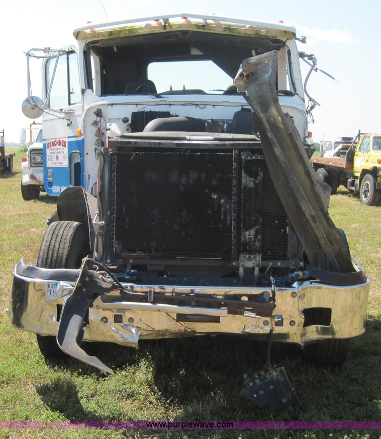 image for item 4018 1996 International Series 9400 semi truck