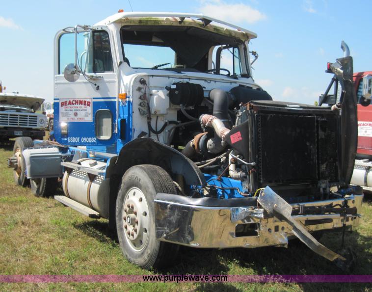 image for item 4018 1996 International Series 9400 semi truck