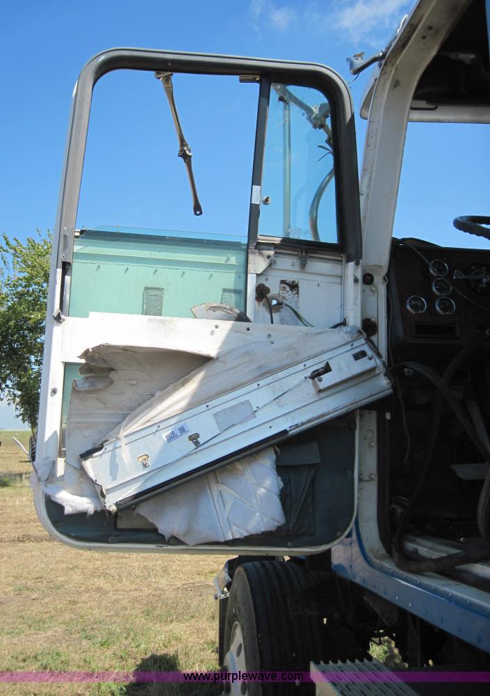 image for item 4018 1996 International Series 9400 semi truck