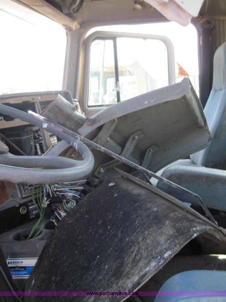 image for item 4018 1996 International Series 9400 semi truck