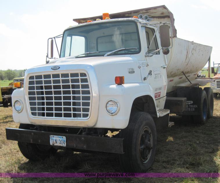 image for item 4021 1979 Ford 7000 truck with dump bed
