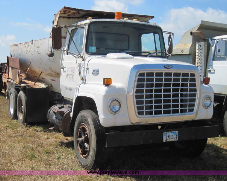 image for item 4021 1979 Ford 7000 truck with dump bed