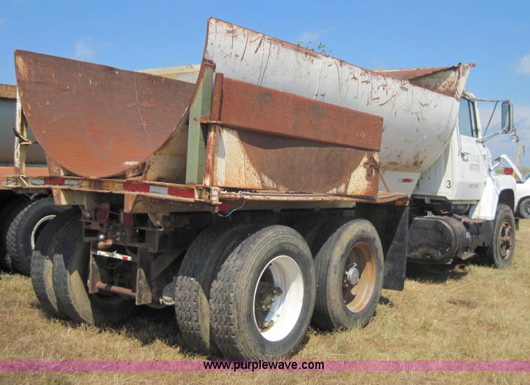 image for item 4021 1979 Ford 7000 truck with dump bed