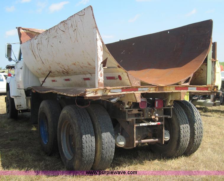 image for item 4021 1979 Ford 7000 truck with dump bed