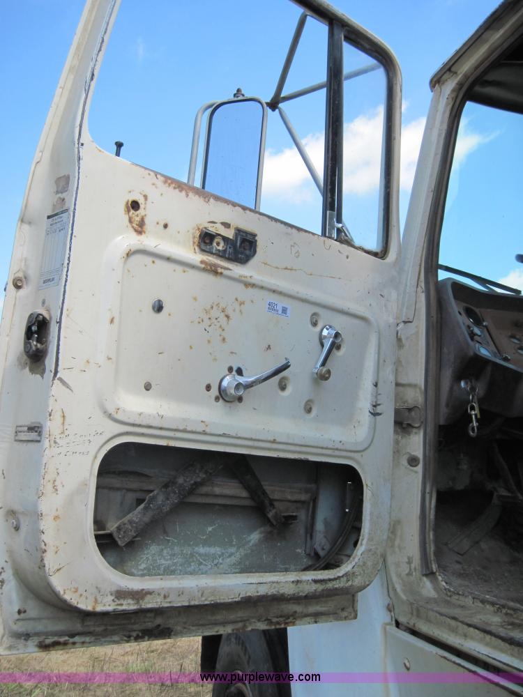 image for item 4021 1979 Ford 7000 truck with dump bed