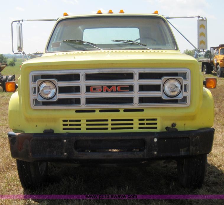 image for item 4022 1988 GMC 7000 cab and chassis