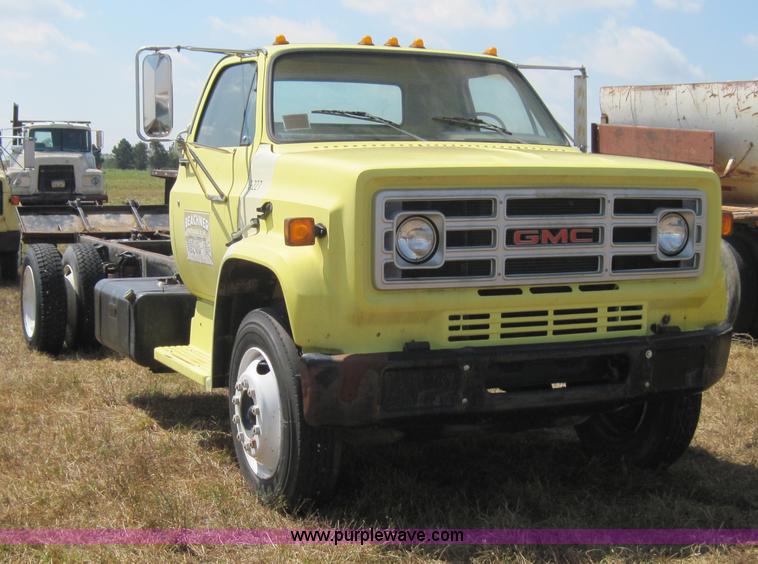 image for item 4022 1988 GMC 7000 cab and chassis