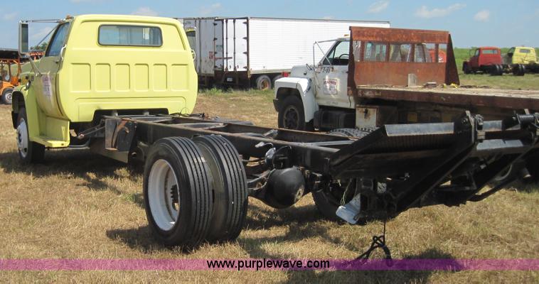 image for item 4022 1988 GMC 7000 cab and chassis