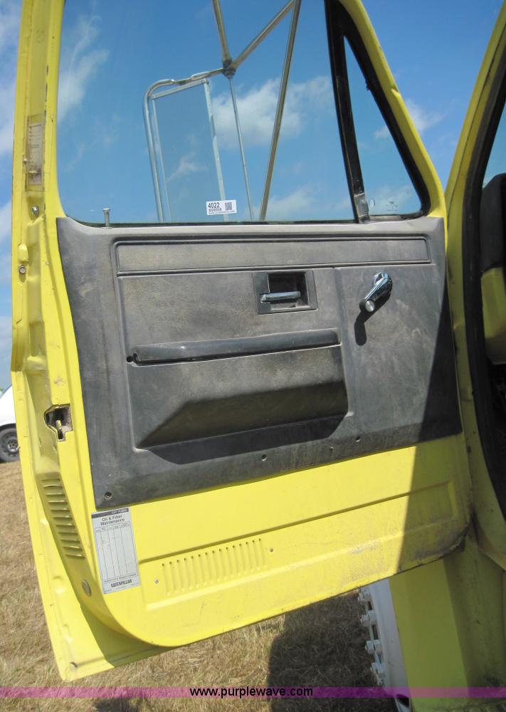 image for item 4022 1988 GMC 7000 cab and chassis