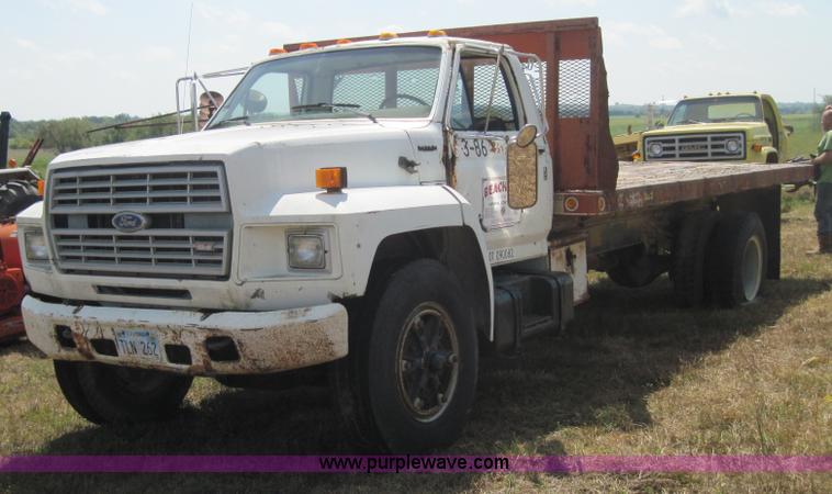 image for item 4023 1985 Ford F800 flatbed truck with hoist