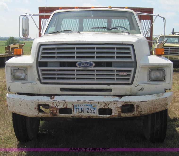 image for item 4023 1985 Ford F800 flatbed truck with hoist