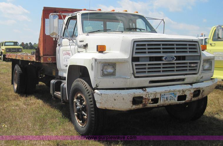 image for item 4023 1985 Ford F800 flatbed truck with hoist