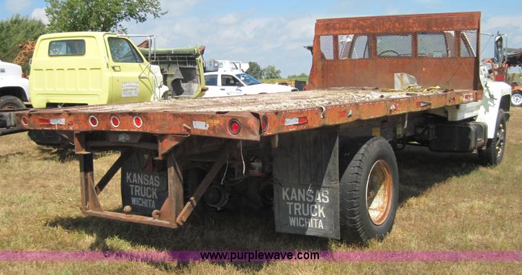image for item 4023 1985 Ford F800 flatbed truck with hoist