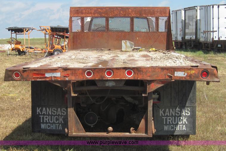 image for item 4023 1985 Ford F800 flatbed truck with hoist