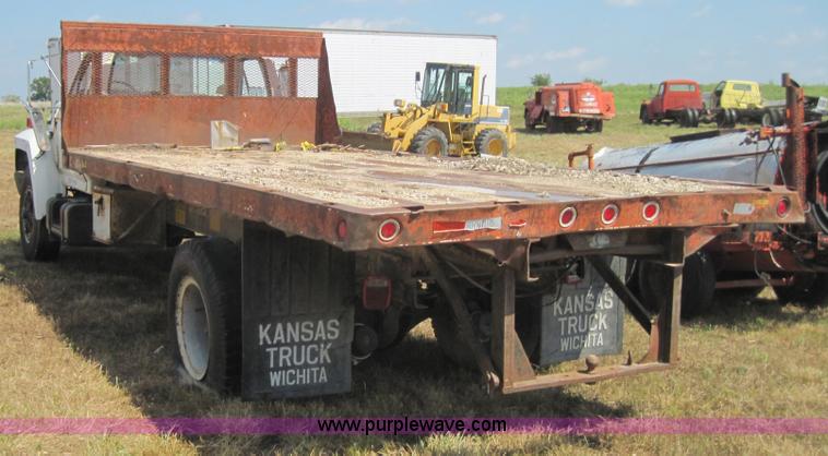 image for item 4023 1985 Ford F800 flatbed truck with hoist