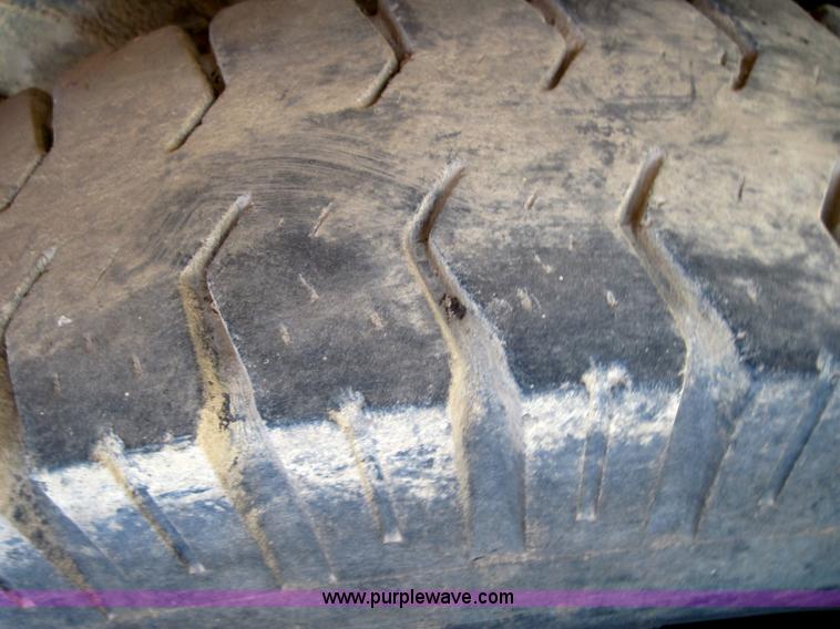 image for item 4023 1985 Ford F800 flatbed truck with hoist