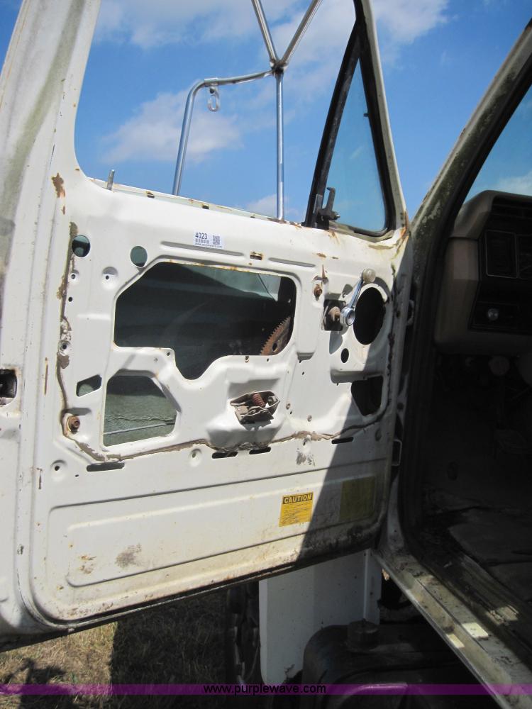 image for item 4023 1985 Ford F800 flatbed truck with hoist