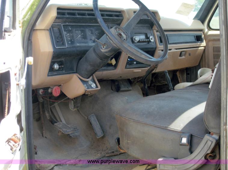 image for item 4023 1985 Ford F800 flatbed truck with hoist