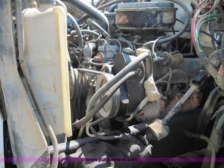 image for item 4023 1985 Ford F800 flatbed truck with hoist