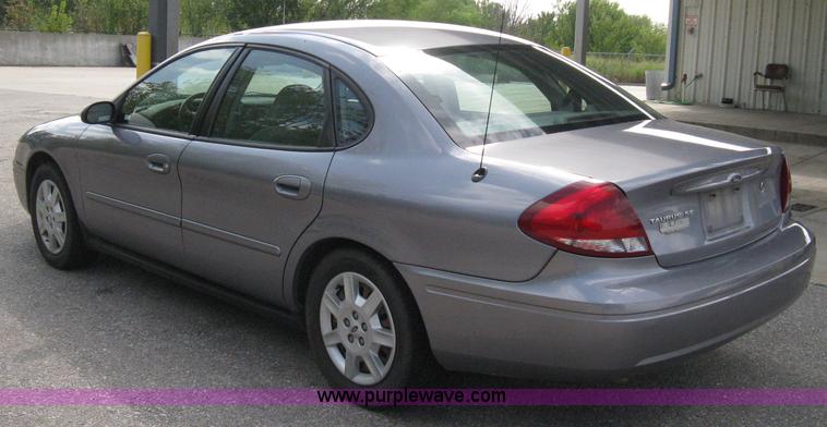 image for item 5115 2007 Ford Taurus SE