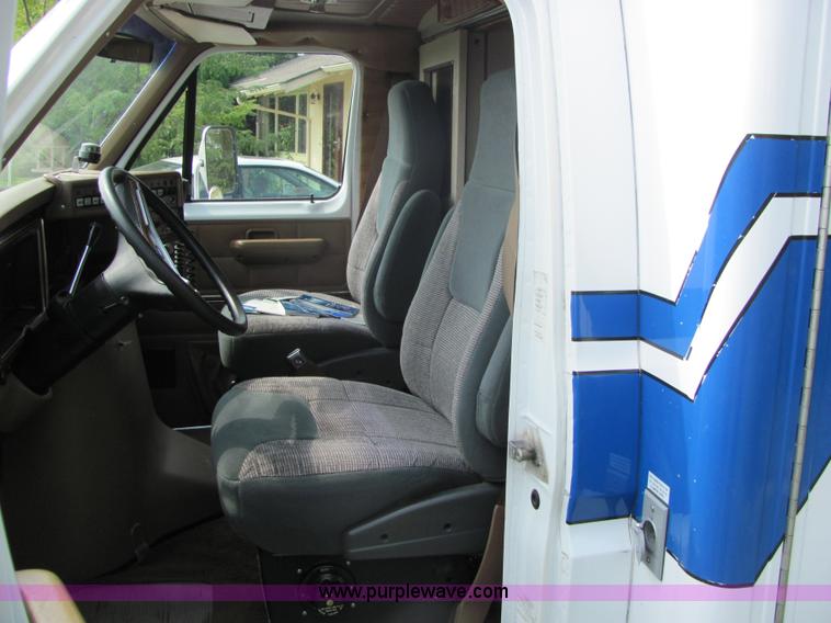 image for item 6840 1988 Ford Econoline E350XL ambulance