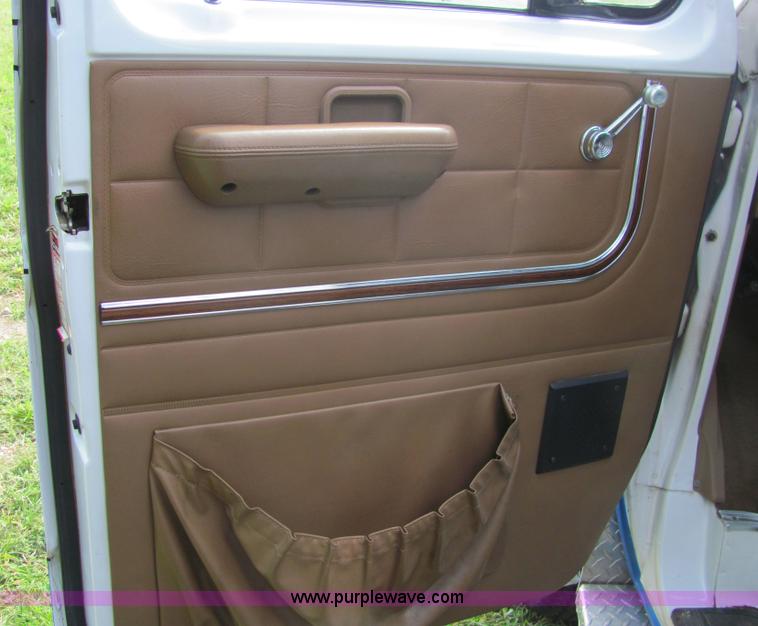 image for item 6840 1988 Ford Econoline E350XL ambulance