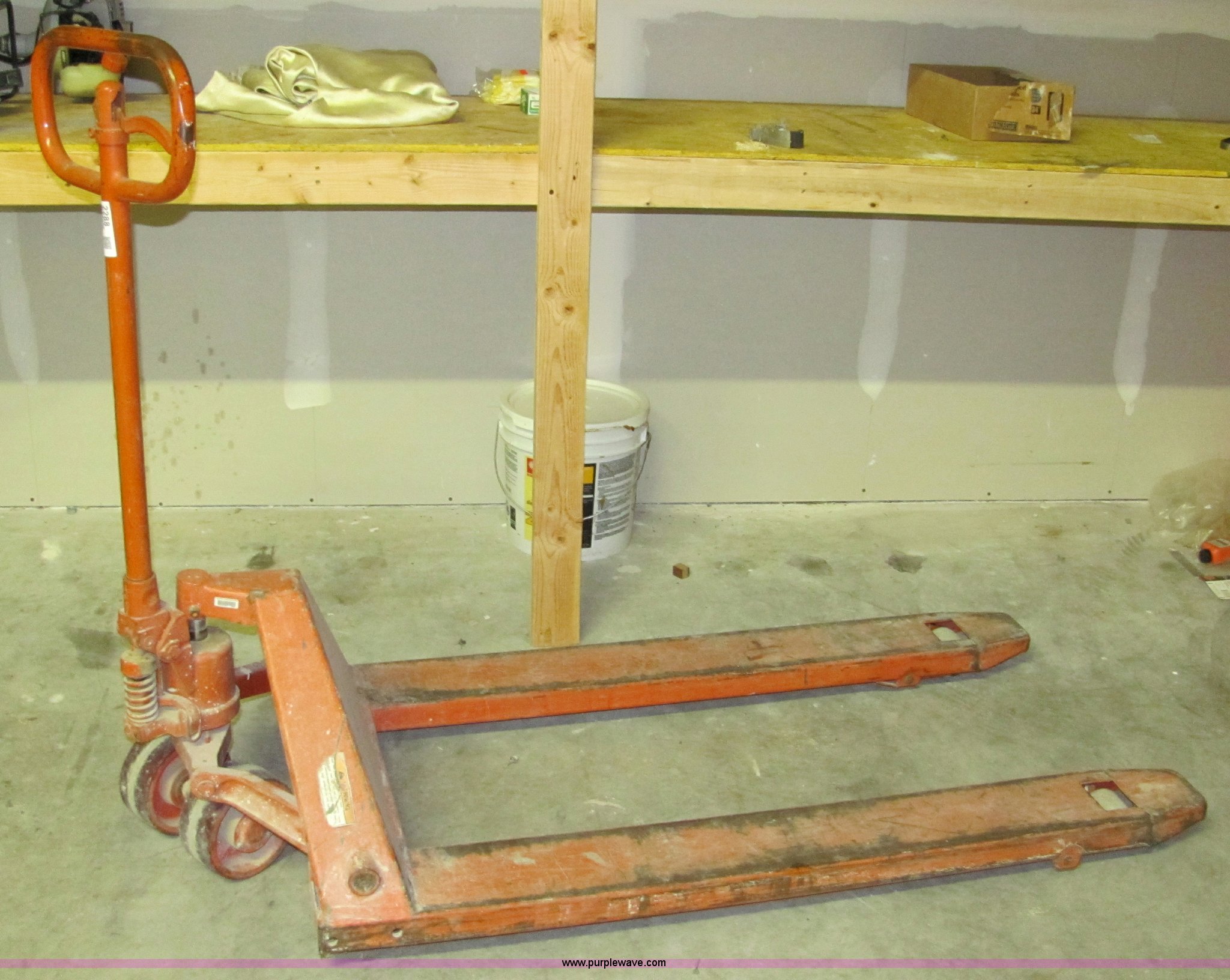 Jet pallet jack in Lawrence, KS Item 2288 sold Purple Wave