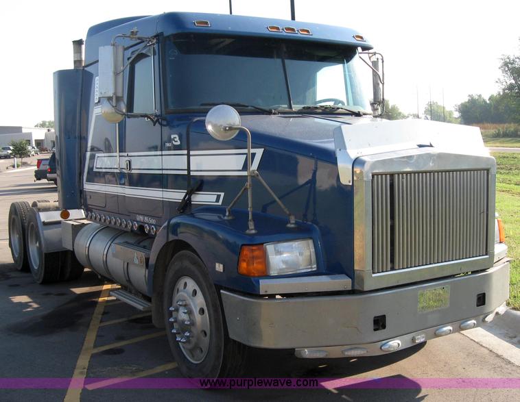 image for item 2282 1994 Volvo Aero Wia semi truck