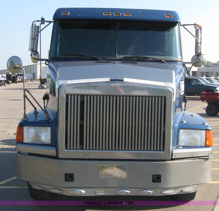 image for item 2282 1994 Volvo Aero Wia semi truck