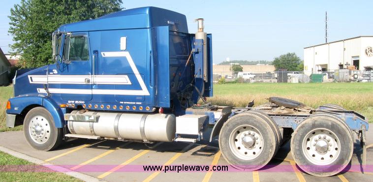 image for item 2282 1994 Volvo Aero Wia semi truck