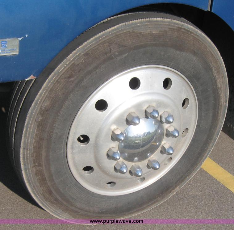 image for item 2282 1994 Volvo Aero Wia semi truck